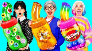 Кулинарный Челлендж Уэнсдей против Бабушки   Кухонные Лайфхаки и Хитрости