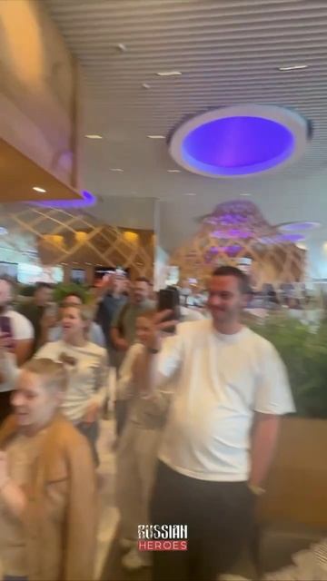 Filatov & Karas устроили импровизированный концерт в Шереметьево.