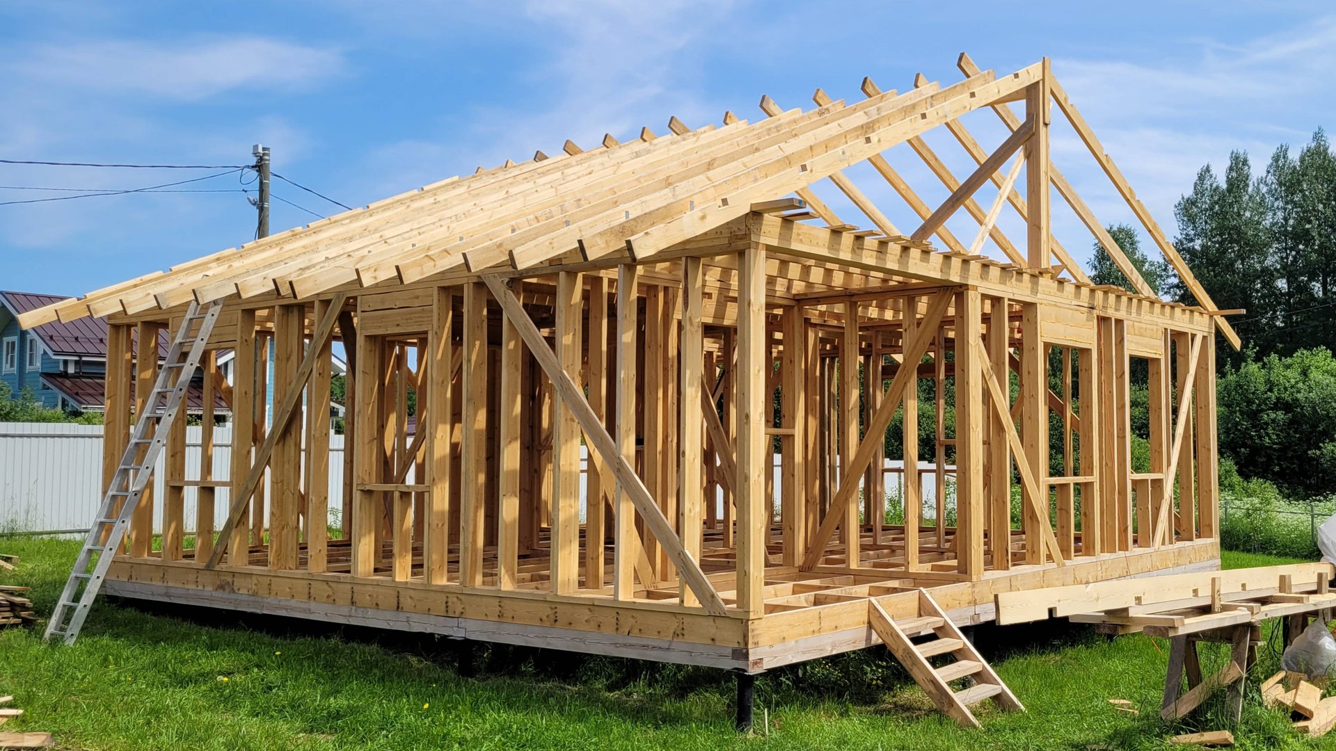 Конек и Стропила на каркасном доме.