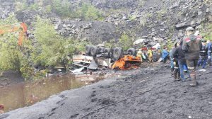 Автобус с вахтовиками рухнул с 25-метровой высоты в Якутии