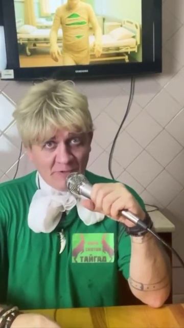 Олег Клыков приветствует журналистов, стоящих на коленях перед ним смотреть онлайн