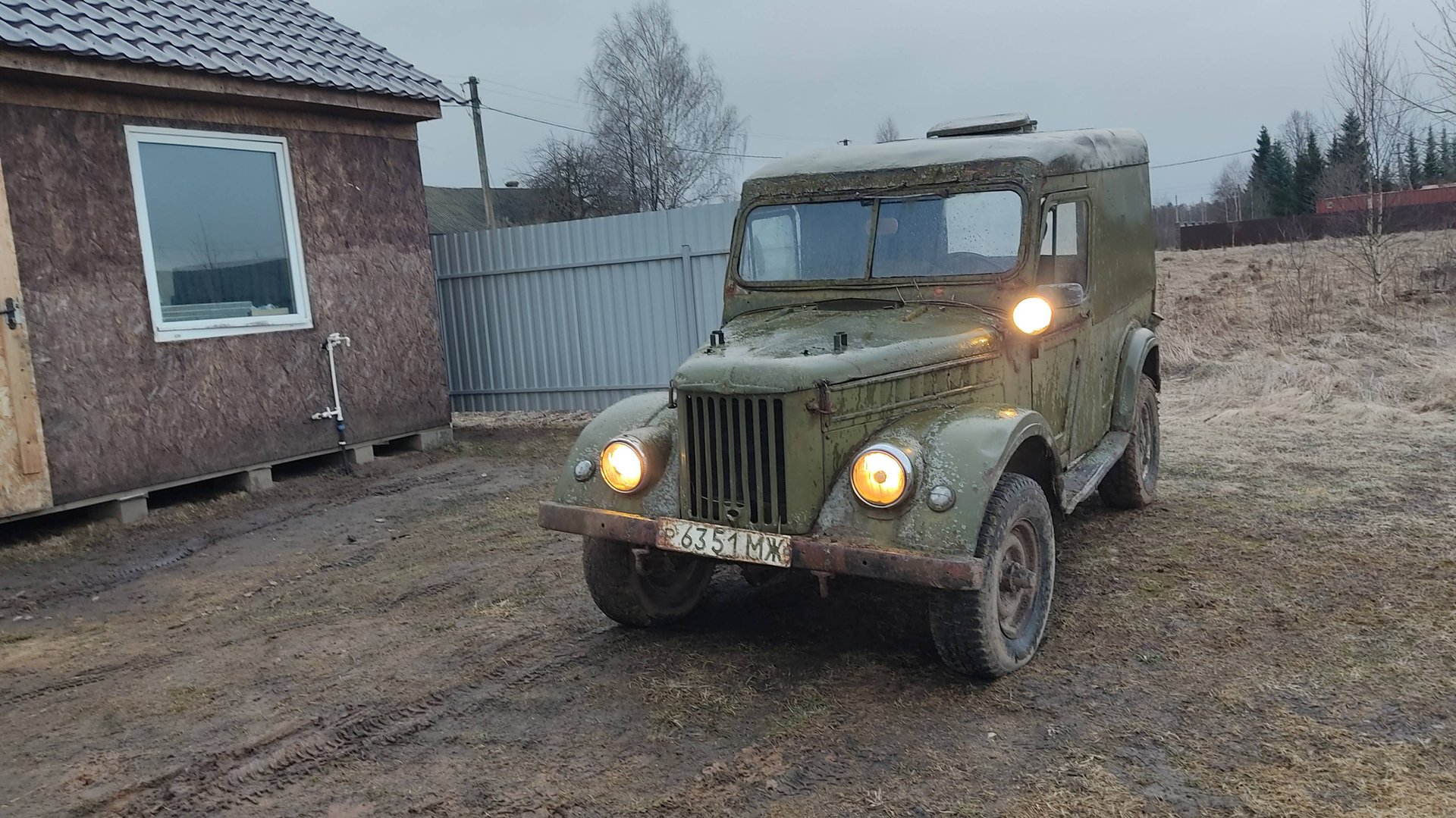 Газ 69 застрял в поле, сел акб, заводим с буксира смотреть онлайн