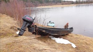 СПУСКАЮ ЛОДКУ НА ВОДУ / БОЧКУ МЕДВЕДЬ УЖЕ ВСЮ ВЫГРЕБ / ВТОРУЮ НОЧЬ БУДУ ЖДАТЬ МЕДВЕДЯ.