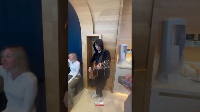 Filatov & Karas устроили импровизированный концерт в Шереметьево.