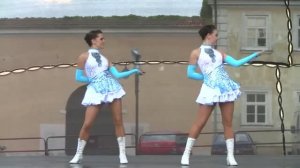2 мажоретки танцуют