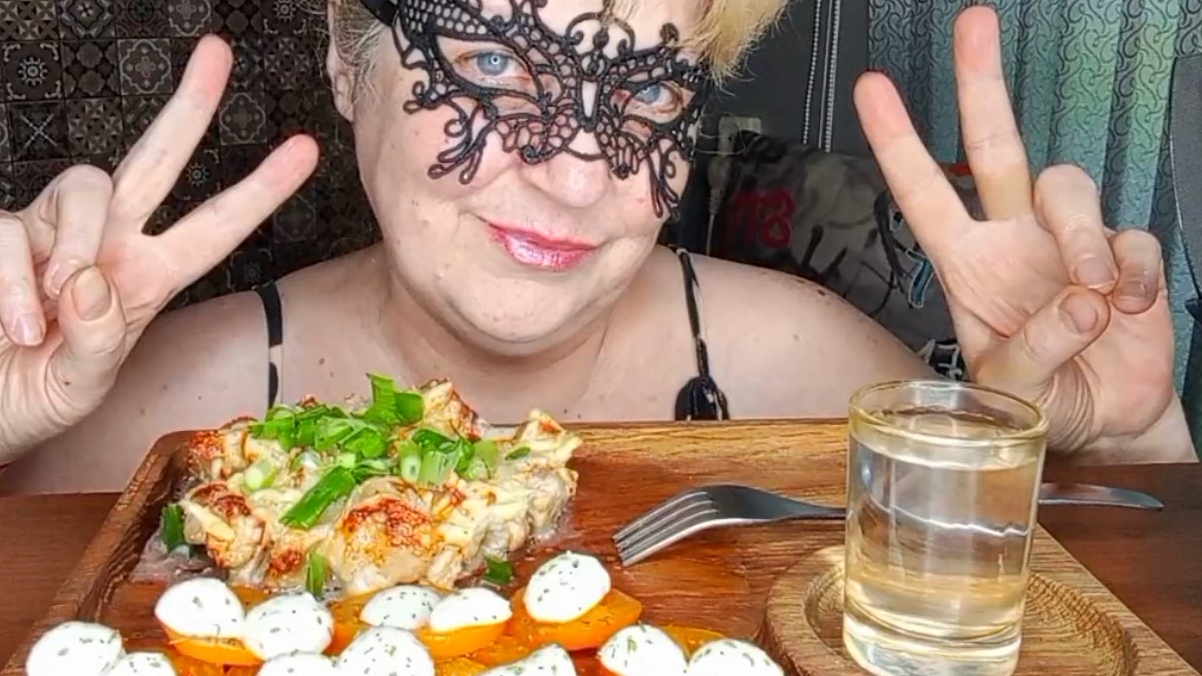 💥МИНИ ОБЖОРЧИК "СВИНИНКА ПОД СЫРНОЙ ШАПОЧКОЙ И АЛЯ КАПРЕЗО"💥 смотреть онлайн