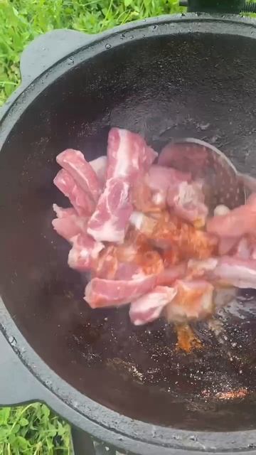 Жареные свиные ребрышки в казане с овощами простой рецепт без хлопот. Блюда в казане.