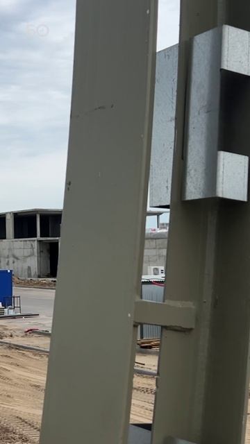 На Кировской дамбе вновь начали установку экранов
Прозрачные щиты ставят от ГИМС МЧС смотреть онлайн