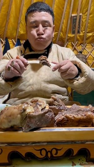 Монголы из Чабаки едят желтый жирный стейк👍😊