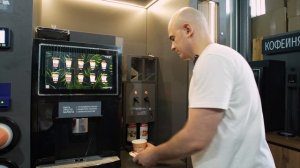 Кофейня самообслуживания и снековый аппарат с терминалом и купюроприемником