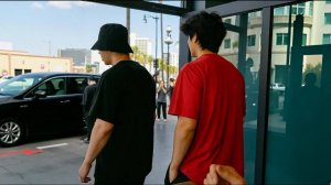 🔴 Вот так Чонгук и Тэхён вместе приветствовали фанаток в Лос-Анджелесе