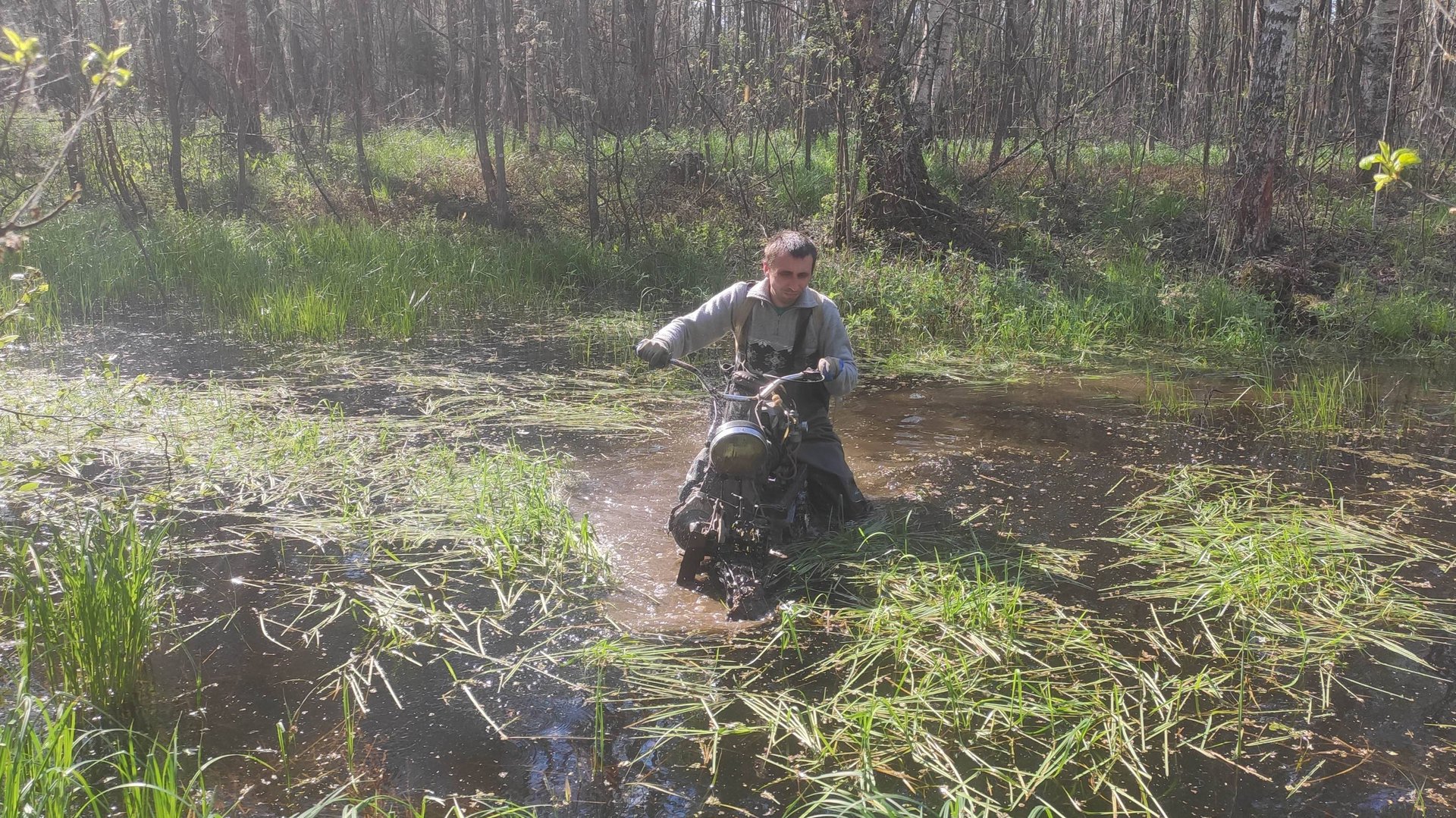 По следам прототипа выбираюсь из болота на полноприводном пиле-мотоцикле смотреть онлайн