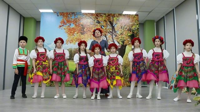 Песня 🐎 Выйду в поле с конём! Исполнение детского фольклорного ансамбля смотреть онлайн