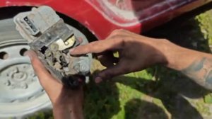 Заклинил замок задней двери калина. Как открыть?