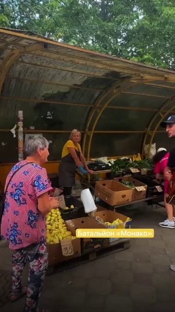 «У меня погиб сын. Спойте песню "Детство"»: пожилая женщина в Киеве попросила уличного музыканта смотреть онлайн