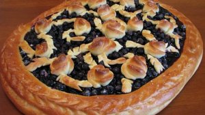 Открытый дрожжевой пирог с черникой