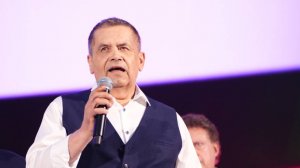 В унисон со зрителями: Расторгуев впервые исполнил песню «Конь» вместе с сыном