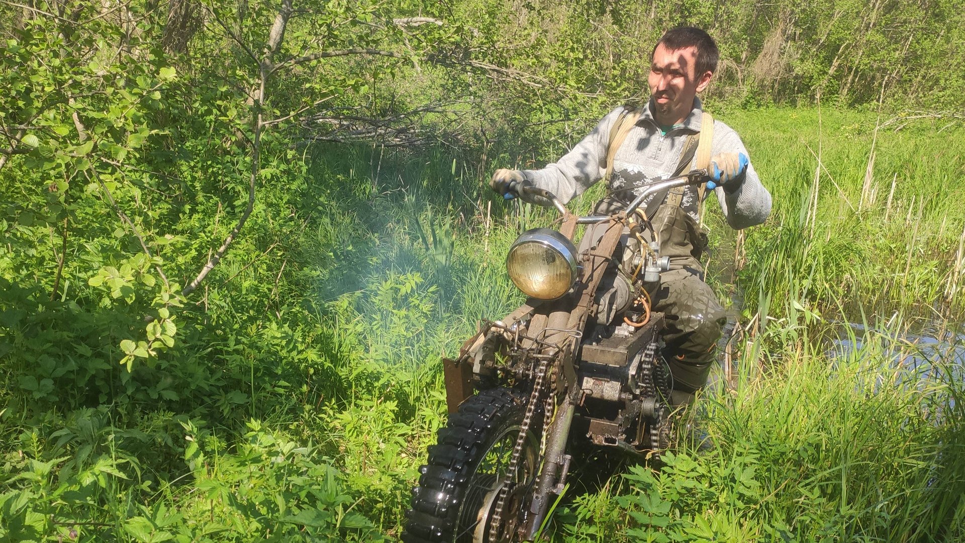 По следам прототипа в болото на полноприводном пиле-мотоцикле смотреть онлайн