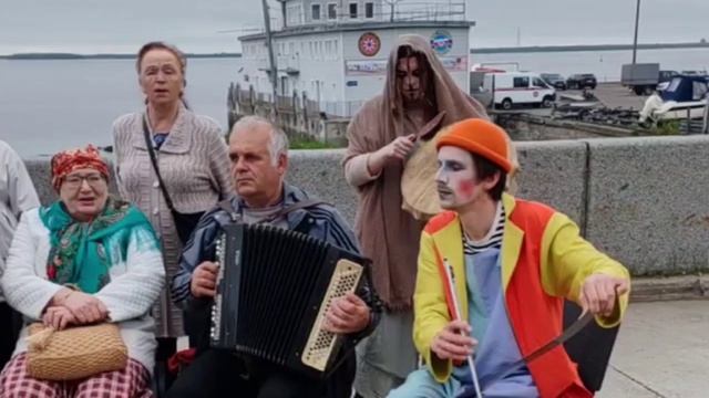 Артисты и свободный стул для клоуна Серго