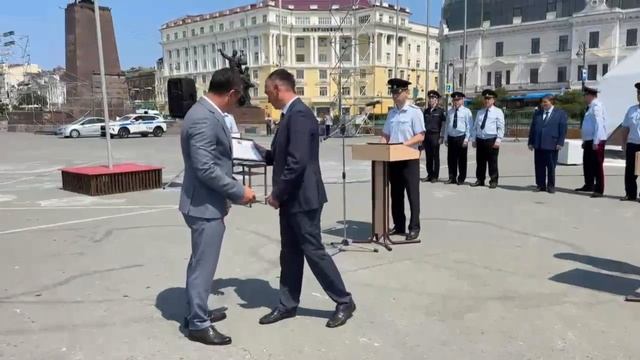 Полиция во Владивостоке провела общегарнизонный развод нарядов, где приняли участие народные дружины