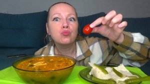 Мукбанг суп солянка кисляк, огурцы соленые, рулетики из лаваша.Еда на камеру.