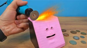 Жующая копилка подавилась и пришлось ее распилить! Что внутри жующей копилки?