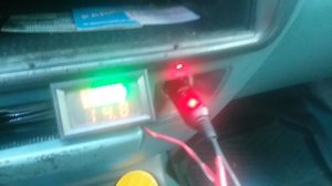 Вольтметр автомобильный, индикатор заряда и напряжения