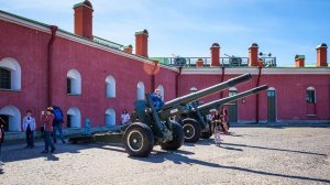Полуденный выстрел пушки Петропавловской крепости в Санкт-Петербурге.