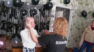 ОТМЕТИЛИ ДЕНЬ РОЖДЕНИЯ ДЕВОЧКИ ИЗ ГЛУБИНКИ! ЖИВУТ НА ОДНУ ПЕНСИЮ! (1)