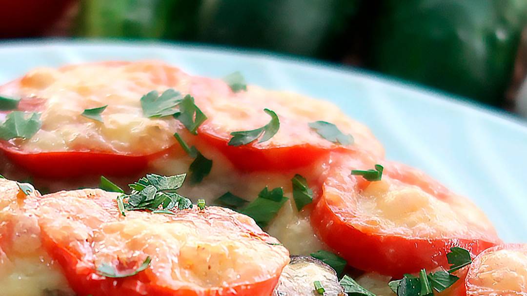 Баклажаны фаршированные мясом с помидорами и сыром в духовке.