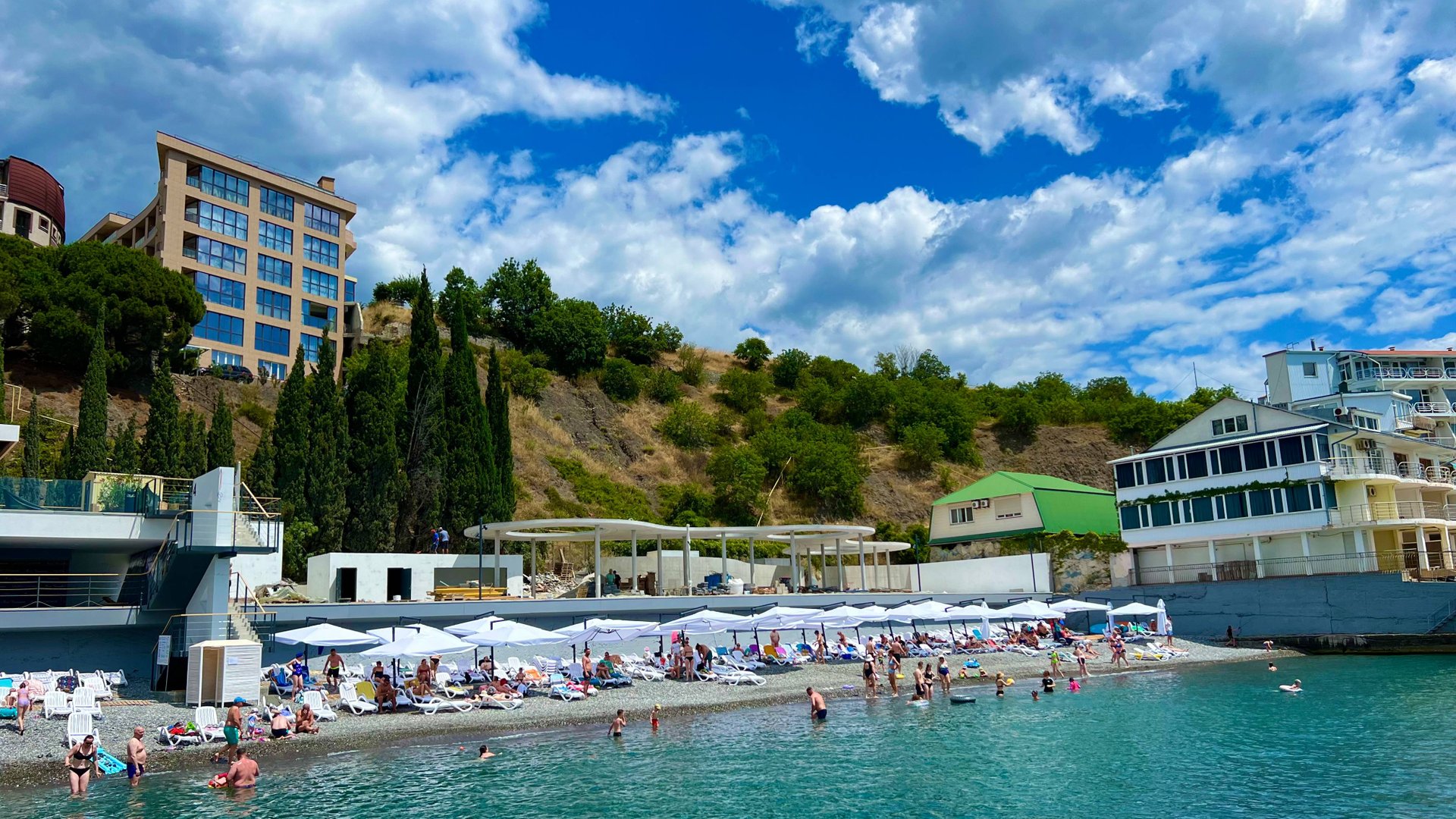 Ялта: летний сезон в разгаре. Пляжи, Набережная, жара, июль. Крым 2025.