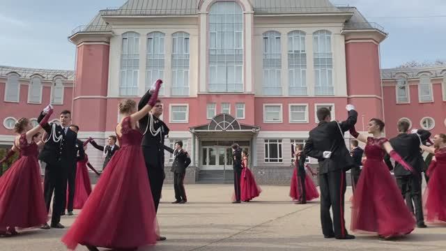 ШИКАРНЫЙ "Осенний вальс" в исполнении Танцевального коллектива "Кадетские традиции" смотреть онлайн