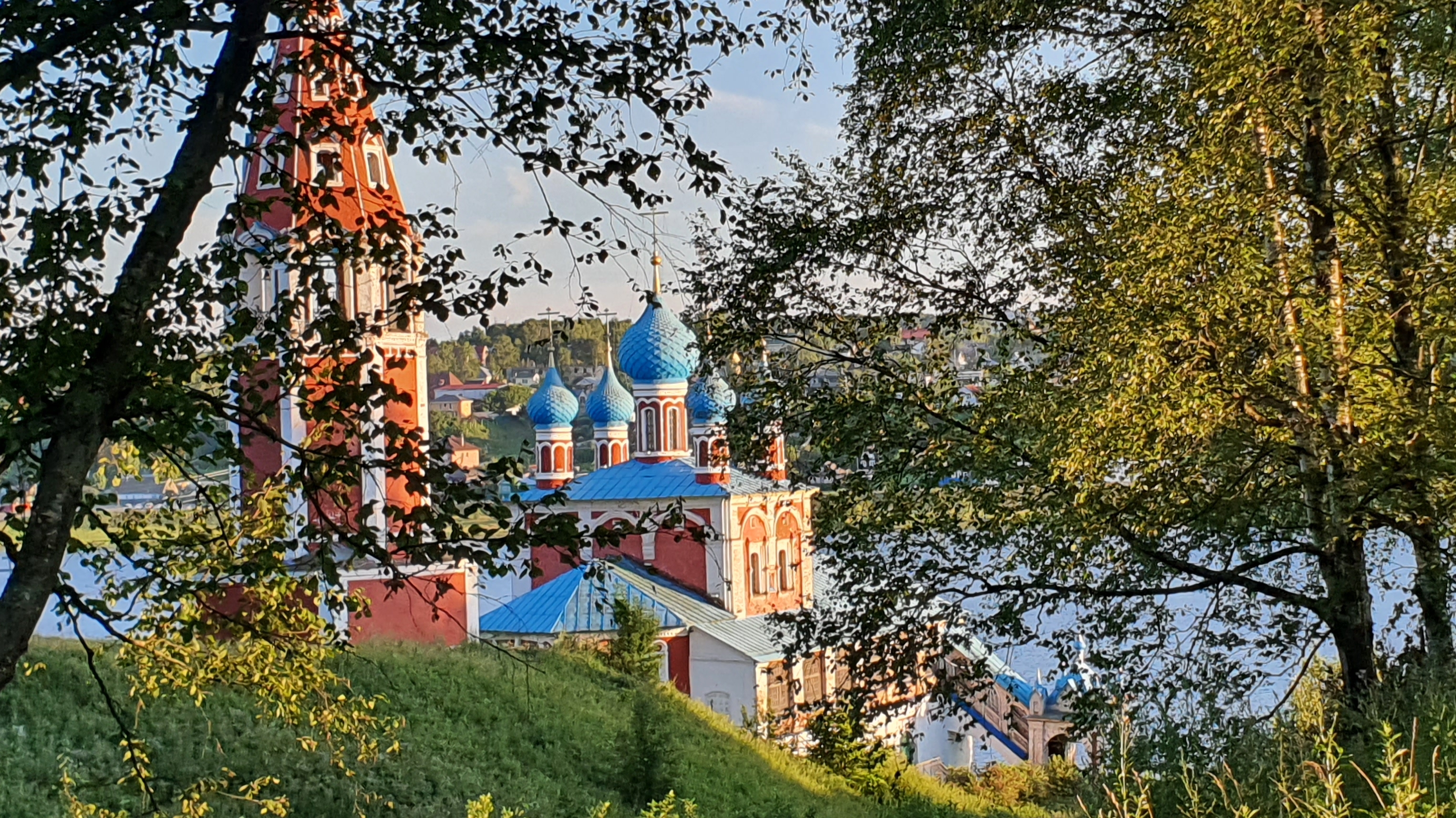 Тутаев административный центр Ярославской области расположен на Волге между Ярославлем и Рыбинском. смотреть онлайн