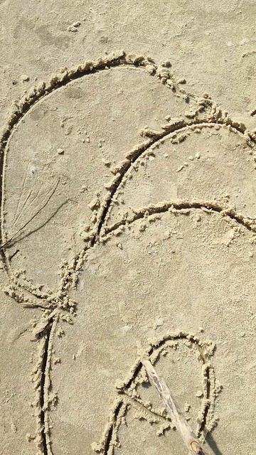 Слоник идет гулять, рисуем на песке. МК для детей