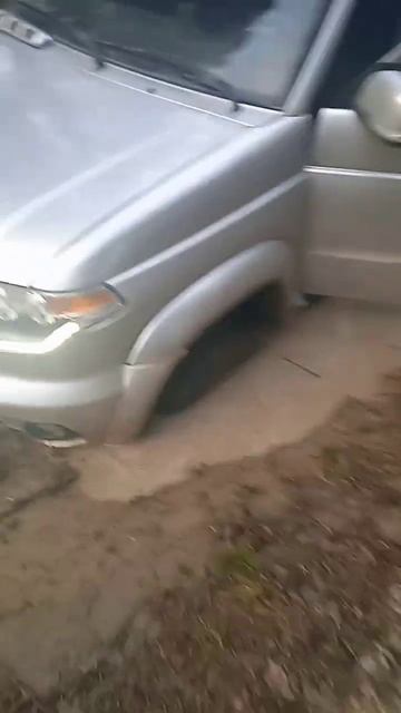 Посадили УАЗ в маленькой луже смотреть онлайн