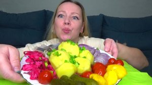 Мукбанг картошка вареная , селедка с луком, капуста маринованная, соленья. Еда на камеру.