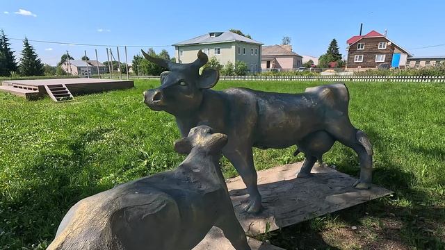 Арт-объект — памятник корове и теленку. смотреть онлайн