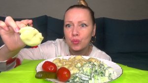 Мукбанг пельмени бульмени, соленья и салатик огуречный. Еда на камеру.