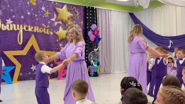 Кружится пусть вальс. танец с педагогами на выпускной.mp4 смотреть онлайн