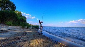 РЫБАЛКА С НОЧЕВКОЙ! САЗАН ВЗЯЛСЯ НОЧЬЮ НА ФИДЕР...