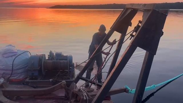 Спасение перевернувшейся баржи.Часть 1