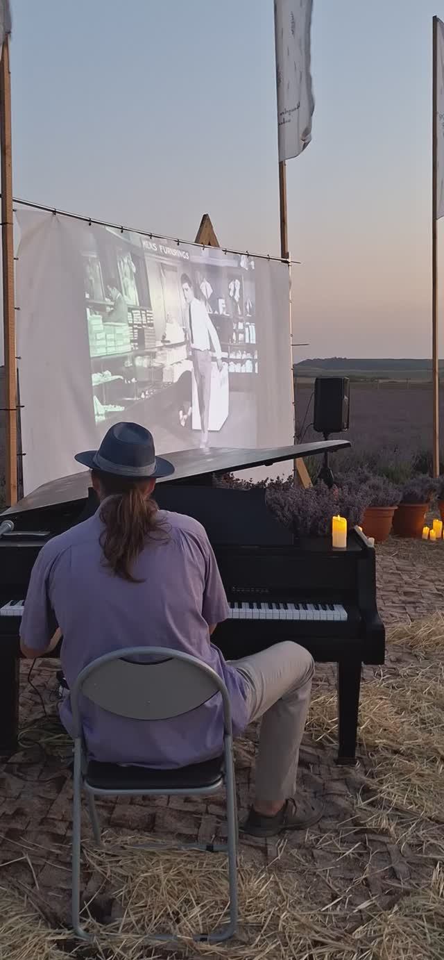 Немое кино с тапёром в лавандовом поле «УютКомпания» и Олег Никулин