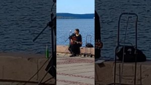 Девушка играет на гитаре песню Виктора Цоя - Кукушка. Набережная Петрозаводска. Июнь 2025.