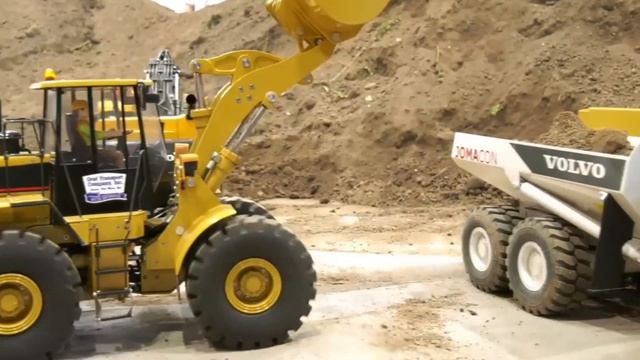 RC экскаваторы и самосвалы и самосвалы на радиоуправлении в действии на выставке смотреть онлайн