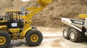 RC экскаваторы и самосвалы и самосвалы на радиоуправлении в действии на выставке