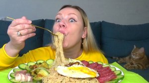 Мукбанг, вкусная лапша, колбаса, бекон, овощи. кабачки тушеные. еда на камеру.