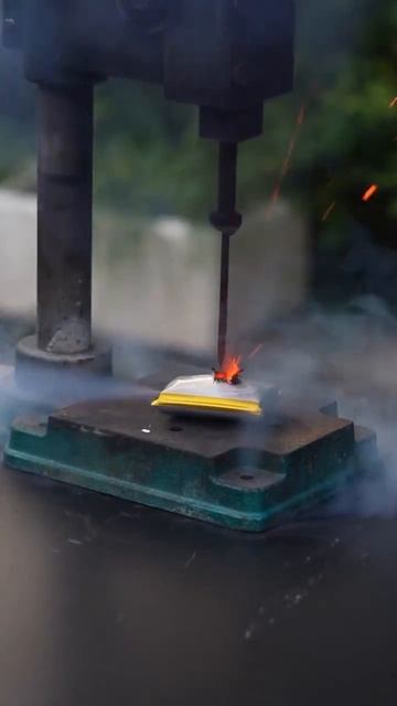 Ваш смартфон взорвется, если просто проткнуть его. смотреть онлайн