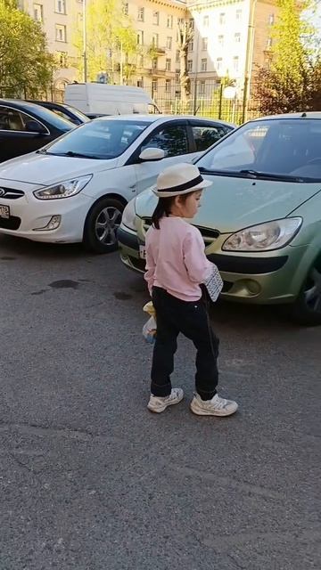 во дворе дома,у парадной.