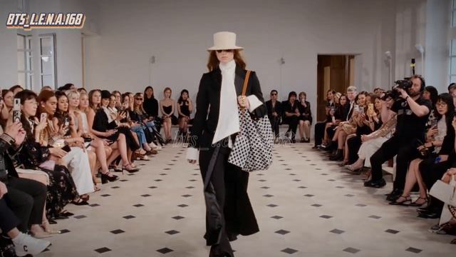 Атмосфера Парижа в которой побывал Тэхен. Показ моды Celine 06.07.2025 смотреть онлайн