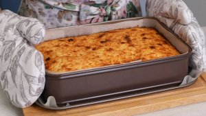 Подсели на эту запеканку на завтрак. Очень вкусно и готовить просто. Без манки или крахмала